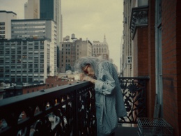 Dreaming Walls, de documentaire film die de Brusselse Amélie van Elmbt maakte over het mythische Chelsea Hotel in New York: hier een still met Bettina Grossman