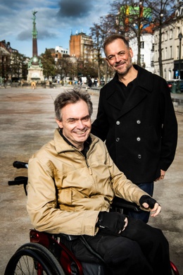 Brussel helpt 2022: David Seffer en Geert Palmers van vzw Kinumai, dat faciliteiten voor rolstoelgebruikers in Brussel wil verbeteren