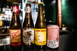 Alcoholvrij bier is steeds vaker te vinden in cafés. “Ik ga ermee om alsof het echt bier is,” zegt Panagiotis Luca Oikonomidis, caféuitbater van Lord Byron"