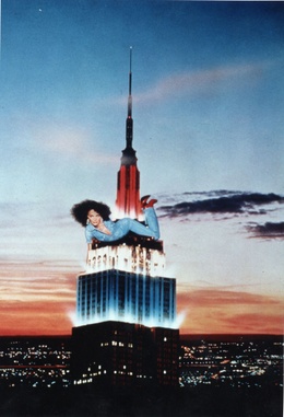 SLT APR Diane von Furstenberg op het Empire State Building voor een Japanse jeans advertentie, rond 1980, Archieven Diane von Furstenberg c Ara Gallant