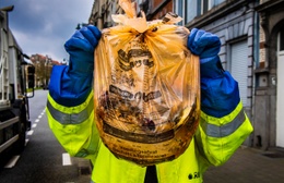 Verplicht sorteren van huisvuil: ophaling van de oranje zak met voedingsafval door Net Brussel