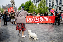 1 mei 2023: campagne 'Tax the rich!' van PVDA-PTB op de 1 mei-viering in Brussel, hier op het Anneessensplein.