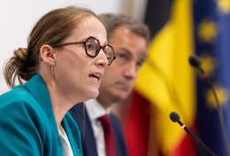 Nicole de Moor (CD&V), staatssecretaris voor Asiel en Migratie, naast Eerste minister Alexander De Croo