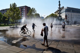 Wenen, klimaatbestendige stad: een plein met verkoelende fonteintjes