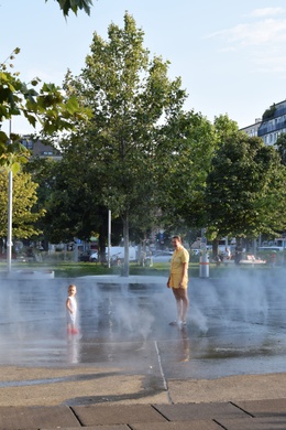 Wenen, klimaatbestendige stad: een plein met verkoelende fonteintjes voor jong en oud.