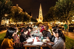Een avondje Drink & Draw in Schaarbeek: “Er zijn geen regels, tenzij: iedereen is welkom en deelnemen is gratis.”