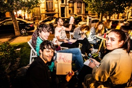 Een avondje Drink & Draw in Schaarbeek: “Er zijn geen regels, tenzij: iedereen is welkom en deelnemen is gratis.”