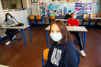 Brusselse scholen gaan beperkt terug open na een maandenlange sluiting door de dreiging van het coronavirus. Op de foto leerlingen van het secundair onderwijs in het Technisch Atheneum van Jette