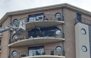 Schade aan de gevel van een appartement op de zesde verdieping, door een gasontploffing