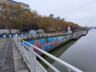 De aanleg van het toekomstige Bécopark aan de Materialenkaai en het Bécodok, gezien vanaf de brug aan het Saincteletteplein: de aanlegsteiger voor de Waterbus ligt op waterniveau