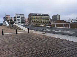 De Suzan Danielbrug over het kanaal voor bussen, voetgangers en fietsers, aan de Havenlaan en ter hoogte van de Picardstraat