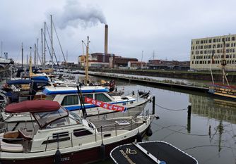 Brussels Royal Yacht Club (BRYC), met op de achtergrond de verbrandingsoven van Neder-Over-Heembeek