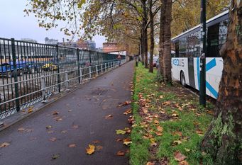 Het fietspad langs de Havenlaan met links het hek rond de site van bouwmaterialenmarkt Binje Ackermans