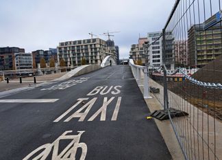 De Suzan Danielbrug over het kanaal voor bussen, voetgangers en fietsers, aan de Havenlaan en ter hoogte van de Picardstraat