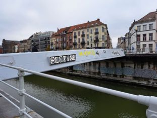 De voetgangers- en fietsersbrug, genoemd naar vrouwenrechtenverdedigster Loredana Marchi, over het kanaal ter hoogte van metrohalte Graaf Van Vlaanderen