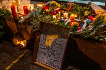 15 januari 2023: herdenking voor Sourour A., een vrouw met Tunesische roots, die op 12 januari dronken was opgepakt op het Kasteleinsplein in Elsene en later in het commissariaat van de federale politie in de Koningsstraat overleed.