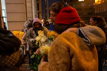 15 januari 2023: herdenking voor Sourour A., een vrouw met Tunesische roots, die op 12 januari dronken was opgepakt op het Kasteleinsplein in Elsene en later in het commissariaat van de federale politie in de Koningsstraat overleed