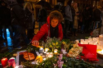 15 januari 2023: herdenking voor Sourour A., een vrouw met Tunesische roots, die op 12 januari dronken was opgepakt op het Kasteleinsplein in Elsene en later in het commissariaat van de federale politie in de Koningsstraat overleed