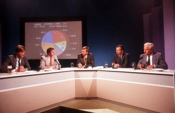Guy Verhofstadt, Karel Van Miert, Frank Swaelen en Vic Anciaux tijdens een tv-debat met moderator Guy Polspoel tijdens de verkiezingen van 1985