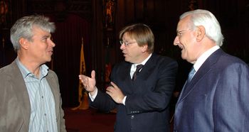 11 juni 2007: Vic Anciaux (rechts), met zijn zoon Bert Anciaux (links), toen Vlaams cultuurminister voor Spirit, en toen ontslagnemend eerste minister Guy Verhofstadt (Open Vld) tijdens de viering van de Vlaamse feestdag in het stadhuis van Brussel