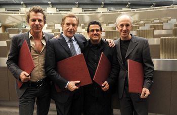 Tom Barman, Will Tura, Dirk Brossé en Raymond Van Het Groenewoud in het Vlaams Parlement bij de uitreiking van de Gouden Erepenning, de Vlaamse cultuurprijzen, op 27 februari 2008