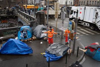 7 maart 2023: afbraak van het tentenkamp van asielzoekers aan de Koolmijnenkaai en de brug over het kanaal aan het Klein Kasteeltje