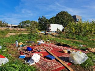 Het kamp van Roma-zigeuners op de VUB-campus in Etterbeek werd op 13 september 2023 door de politie ontruimd. Op 14 september wordt de site in opdracht van Immobel opgeruimd