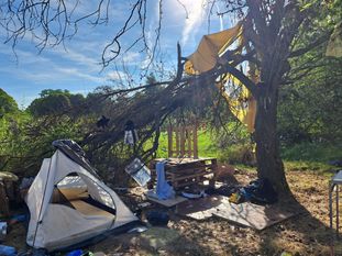 Het kamp van Roma-zigeuners op de VUB-campus in Etterbeek werd op 13 september 2023 door de politie ontruimd. Op 14 september wordt de site in opdracht van Immobel opgeruimd