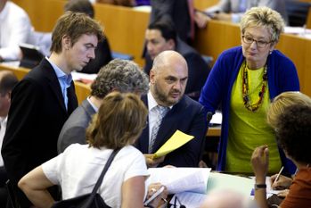 Arnaud Verstraete (Groen) met Christos Doulkeridis en Evelyne Huytebroeck (Ecolo) op 10 juni 2014 tijdens de eerste zitting van het Brussels parlement na de gemeenteraadsverkiezingen toen
