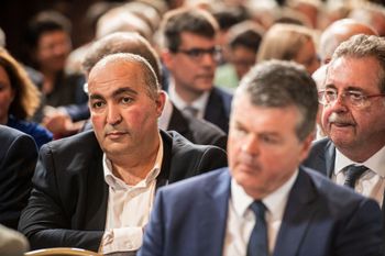 Fouad Ahidar, naast Brussels minister-president Rudi Vervoort en toenmailig Vlaams vice-president Bart Somers in het Brusselse stadhuis tijdens de 11 juli-viering in 2022
