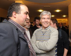 25 november 2008: Brussels parlementslid Fouad Ahidar en toenmalig minister Bert Anciaux aan de praat na een partijraad van Vl.Pro ( VlaamsProgressieven)