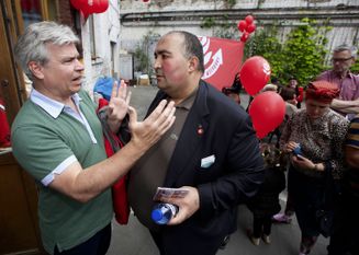 1 mei 2014: Bert Anciaux en Fouad Ahidar, toen beiden lid van sp.a, tijdens de speech van Pascal Smet op de Dag van de Arbeid.