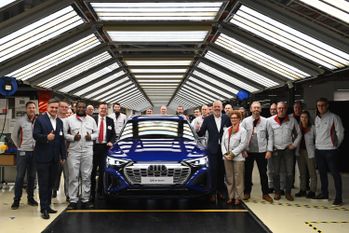 14 december 2022: werknemers en werkgever poseren trots bij de start van de productie van de Sportback e-tron in de fabriek in Vorst