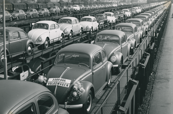 De 300.0000ste Volkswagen verlaat de fabriek in 1962