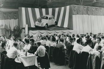 De honderdduizendste in Vorst geproduceerde Volkswagen verlaat de fabriek in 1960