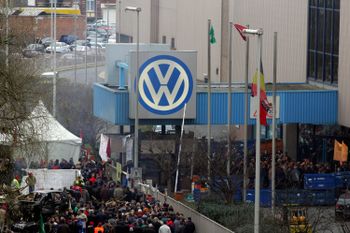 5 januari 2007: arbeiders van Volkswagen Vorst stemmen voor of tegen het door de directie bereikte akkoord over het voortbestaan van de fabriek