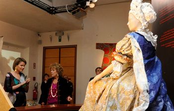 18 november 2009: bezoek van Prinses Mathilde aan de tentoonstelling 'Medici. Een renaissance in papier' van Isabelle de Borchgrave in het Jubelparkmuseum