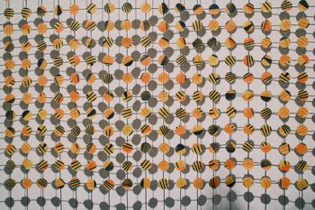 Detail van een werk van Bonolo Kavula in 'Meurant Meets Kavula' in KMSKB. 