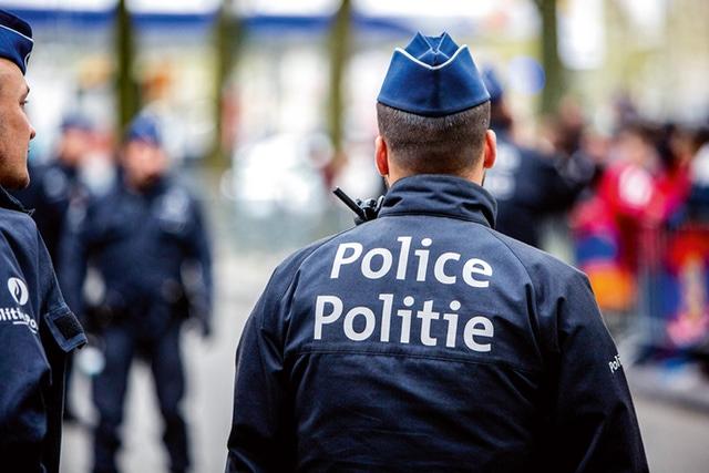 Politie moet ontslagen inspecteur terug in dienst nemen | BRUZZ