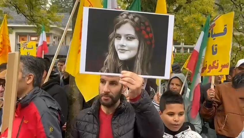 Tweehonderd Mensen Betogen Tegen Hardhandig Optreden Iraanse Overheid ...