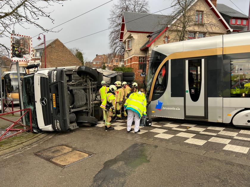 Twee lichtgewonden bij aanrijding tussen tram en vrachtwagen in Sint-Agatha-Berchem