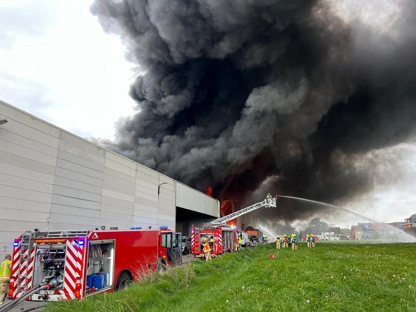 Flaming fire in Sint-Pieters-Leeuw under control