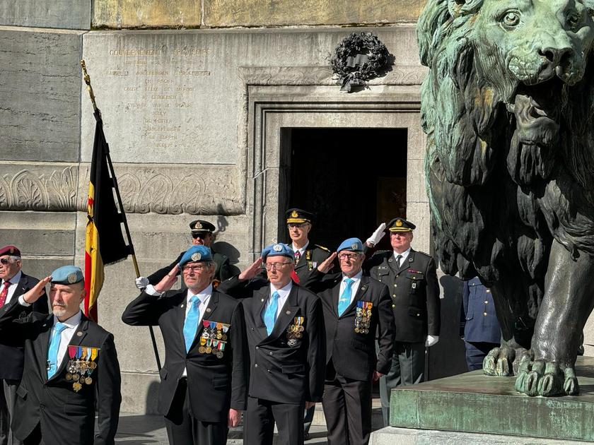 Gesneuvelde Militairen Herdacht Aan De Congreskolom | BRUZZ