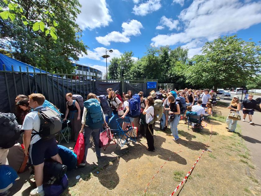 Lunga fila al campeggio Couleur Café: “Più di tre ore di attesa”