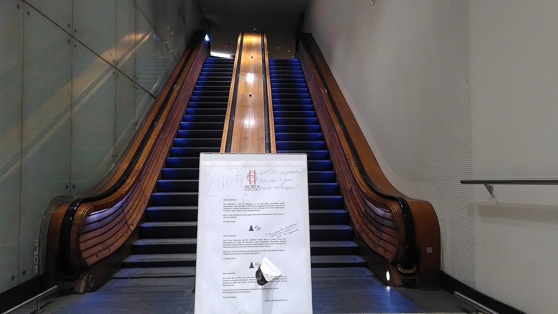 Houten roltrap Hortagalerij binnenkort weer in gebruik: ‘Herstellingen ...