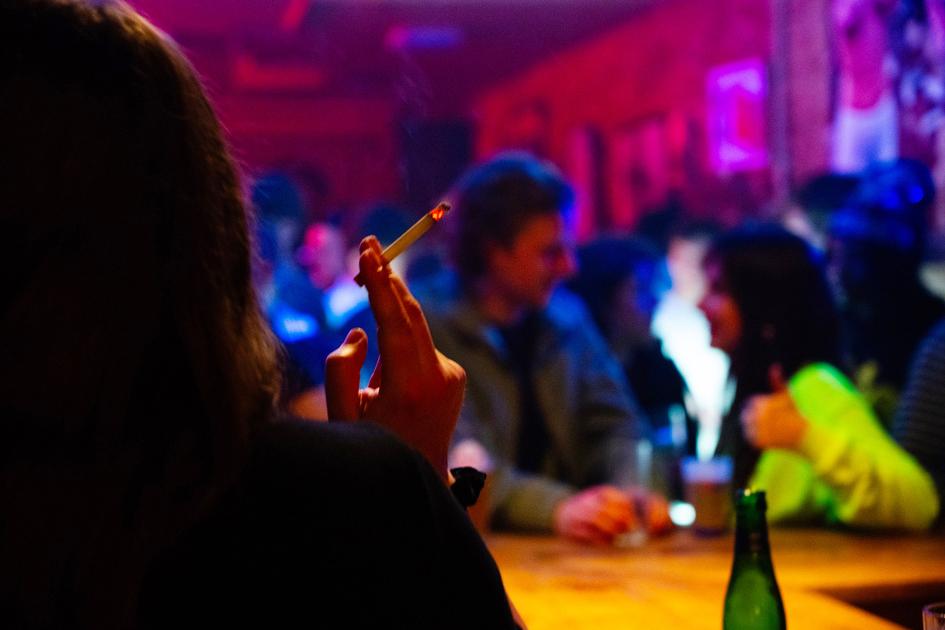 Roken op café: verbod nog steeds niet nageleefd | BRUZZ