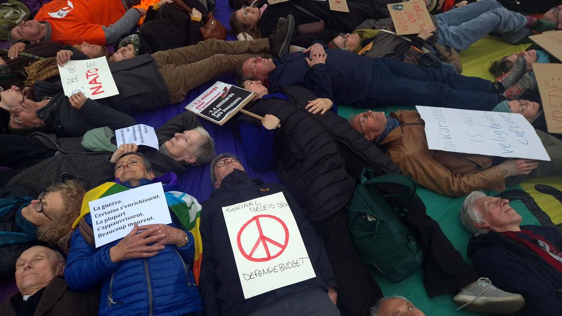 Honderdvijftig betogers klagen militarisering België en Europa aan