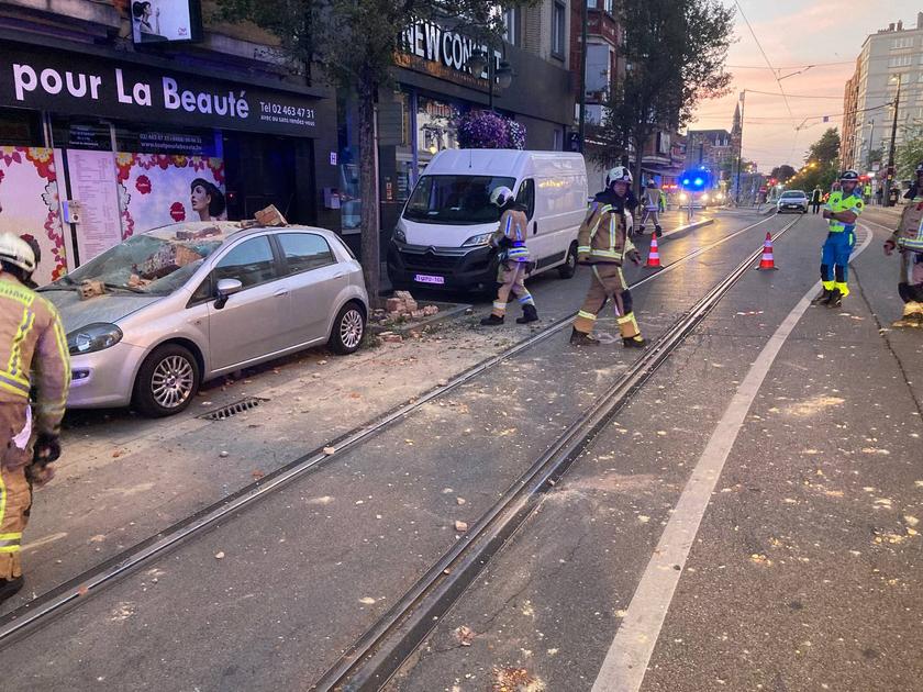 Auto zwaar beschadigd door vallende gevelstenen in Sint-Agatha-Berchem