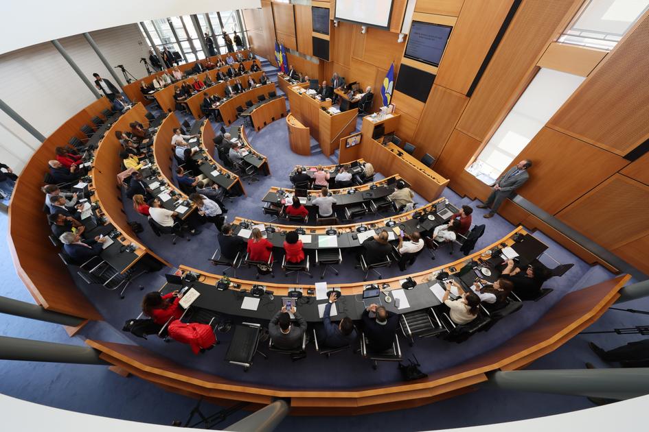 Onderhandelingen zetten parlement in wachtmodus