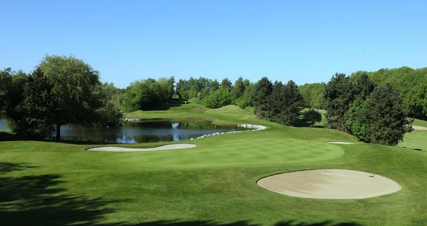 Un parcours de golf payant pour le directeur met à nouveau le service informatique de la Région dans une position difficile